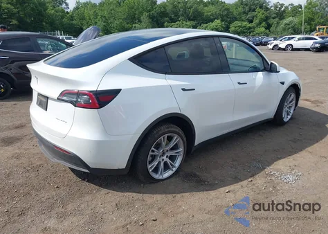 2023 Tesla Model Y Awd/Long Range Dual Motor All-Wheel Drive z USA, uszkodzony, nr VIN 7SAYGDEE6PF704082